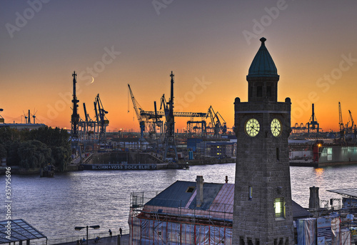 Photo: Hamburger Hafen Landungsbrücken Hamburger Hafen Landungsbrücken