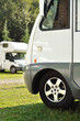 Campers in sosta su prato di montagna