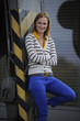 Junge Frau in buntem Outfit.