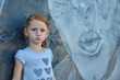 Jeune fille devant tag
