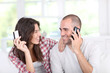 Foto: Young couple doing online shopping with smartphone Young couple doing online shopping with smartphone