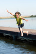 Mädchen springt ins Wasser