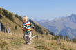 glückliches Kind in den Bergen