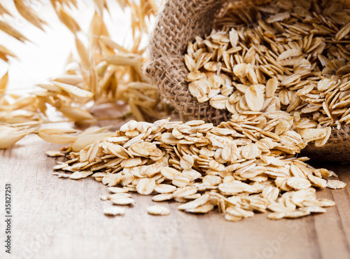 Foto: Oat flakes spilling Oat flakes spilling