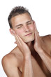 Homme appliquant un soin pour le visage