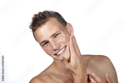 Photo: Homme appliquant un soin pour le visage Homme appliquant un soin pour le visage