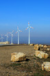 Foto: Windräder und Felsblöcke Windräder und Felsblöcke