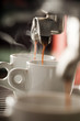 Machine à café servant deux tasses