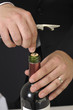 Ouverture d'une bouteille de vin rouge
