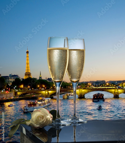 Photo: Coupes de champagne avec vue de Paris la nuit Coupes de champagne avec vue de Paris la nuit