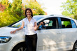 Frau mit dem Auto
