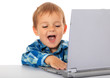 Kleiner Junge hat Spaß mit einem Laptop