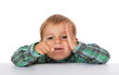Kleiner Junge zeigt mit dem Finger