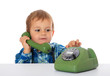 Kleiner Junge führt ein Telefonat