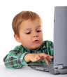 Kleiner Junge mit Laptop
