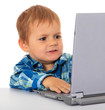 Kleiner Junge ärgert sich über einen Computer
