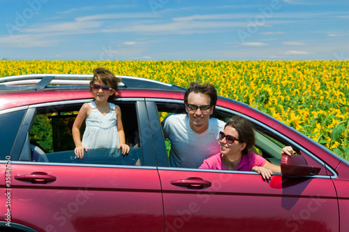 Foto: Family vacation. Parents with child in car trip Family vacation. Parents with child in car trip