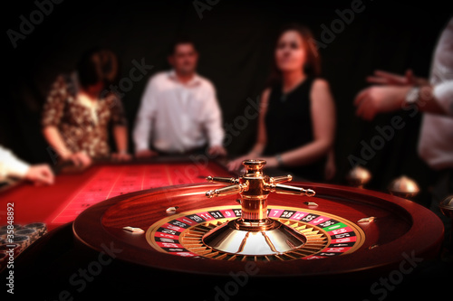 Photo: Ruletka - Kasyno - Hazard - Krupier - ludzie Ruletka - Kasyno - Hazard - Krupier - ludzie