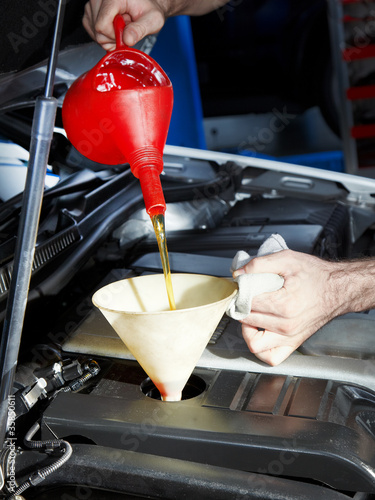 Foto: Oil change of a car in a garage Oil change of a car in a garage