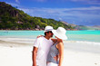 Foto: Couple kissing on a beach Couple kissing on a beach