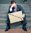 Foto: Desperate businessman showing negative graph Desperate businessman showing negative graph