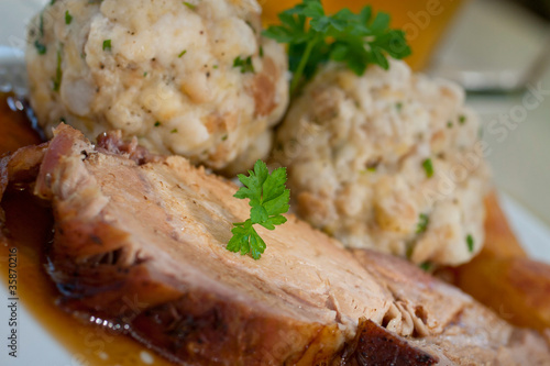 Foto: Schweinsbraten mit Knödel Schweinsbraten mit Knödel