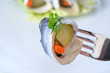 Rollmopshäppchen auf einer Gabel