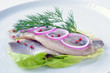 Salzheringe auf Salatblatt