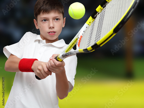 Foto: Boy plays tennis Boy plays tennis