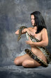 sitzende Frau nackt mit Tigerpython