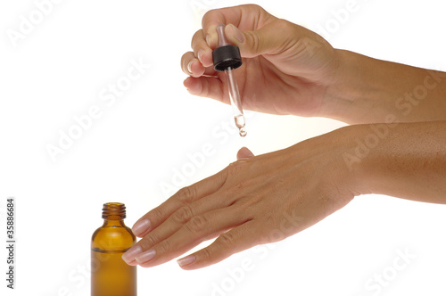 Photo: mano con boccetta mano con boccetta