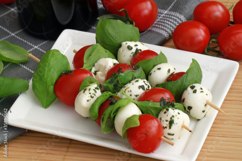 Foto: Tomaten-Mozzarellaspieße Tomaten-Mozzarellaspieße
