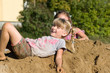 Kinder beim Spielen auf Sand