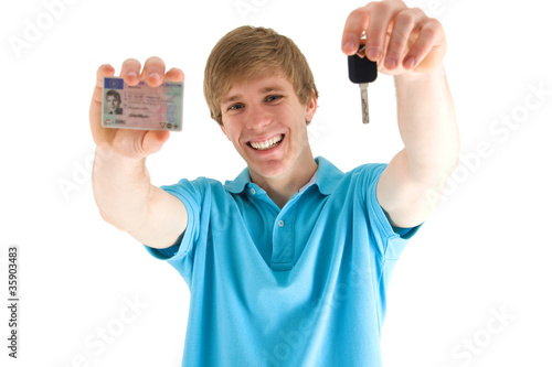 Photo: junger Mann mit Führerschein junger Mann mit Führerschein