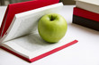 Mela granny smith tra le pagine di un libro
