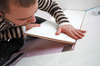Handwerker verlegt Laminat