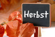 Tafel mit Schriftzug und Herbstdeko Tafel mit Schriftzug und Herbstdeko