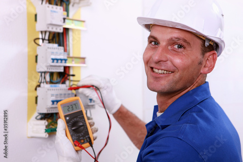 Foto: Electrician checking a fuse box Electrician checking a fuse box