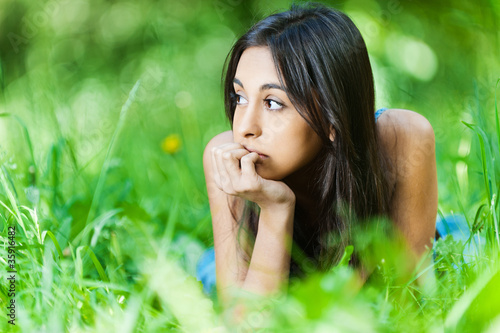 Foto: girl lying grass girl lying grass