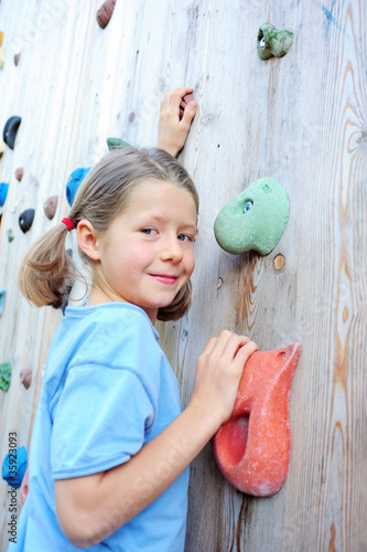 Photo: Kind an einer Kletterwand Kind an einer Kletterwand