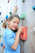Mädchen an Kletterwand