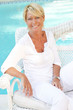 Martine,assise,fauteuil,piscine