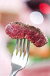 Steak auf einer Gabel über den Salat