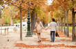 Foto: Romantic couple in Paris, having a date at fall Romantic couple in Paris, having a date at fall