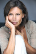Photo: femme brune regard perçant femme brune regard perçant