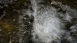 Der Strahl des Wassers, der ins dunkle Schwimmbad fällt Der Strahl des Wassers, der ins dunkle Schwimmbad fällt