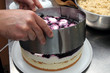 Der Bäcker bei der Arbeit - Sahnetorte