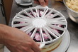 Der Bäcker bei der Arbeit - Sahnetorte