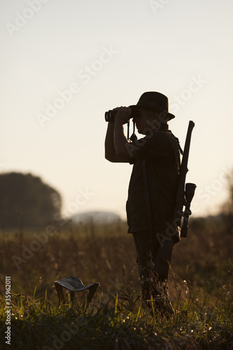 Photo: Jäger im abendlichen Gegenlicht Jäger im abendlichen Gegenlicht