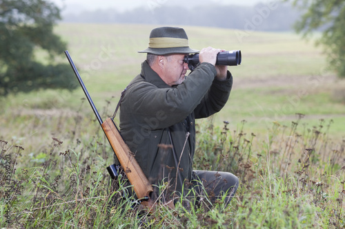 Photo: Jäger mit Fernglas und Waffe Jäger mit Fernglas und Waffe